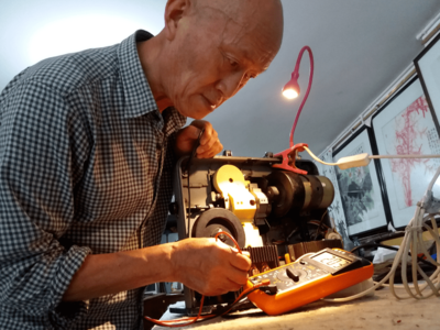 記憶中的匠心 記收音機(jī)模具研發(fā)匠人朱純一